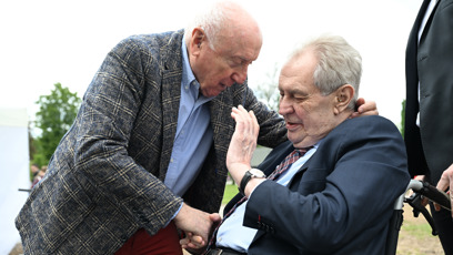 FOTO: Felix Slováček a Milos Zeman na Světě knihy.