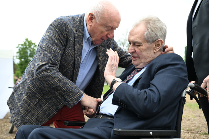 FOTO: Felix Slováček a Milos Zeman na Světě knihy. – stránka 30