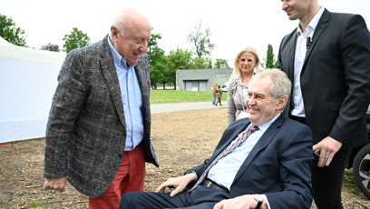 FOTO: Miloš Zeman se bavil s kolegou.