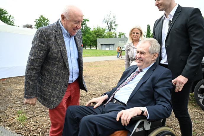 FOTO: Miloš Zeman se bavil s kolegou. – stránka 28