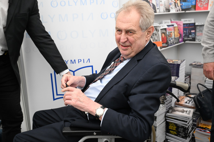 FOTO: Bývalý prezident Miloš Zeman na akci Svět knihy. – stránka 25