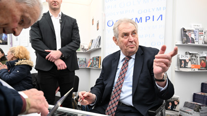 FOTO: Miloš Zeman rozdával autogramy.
