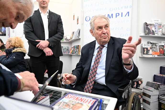 FOTO: Miloš Zeman rozdával autogramy. – stránka 24