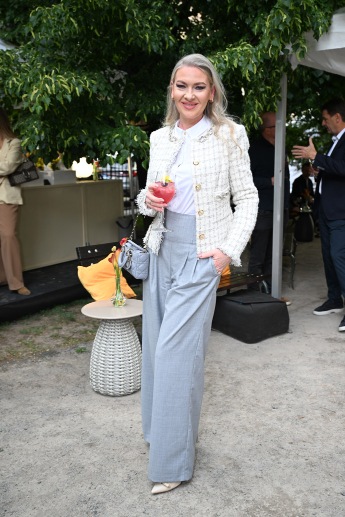 FOTO: Lenka Graf byla jako vždy elegantní. – stránka 32