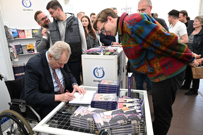 FOTO: Miloš Zeman se podepisoval fanouškům. – stránka 23