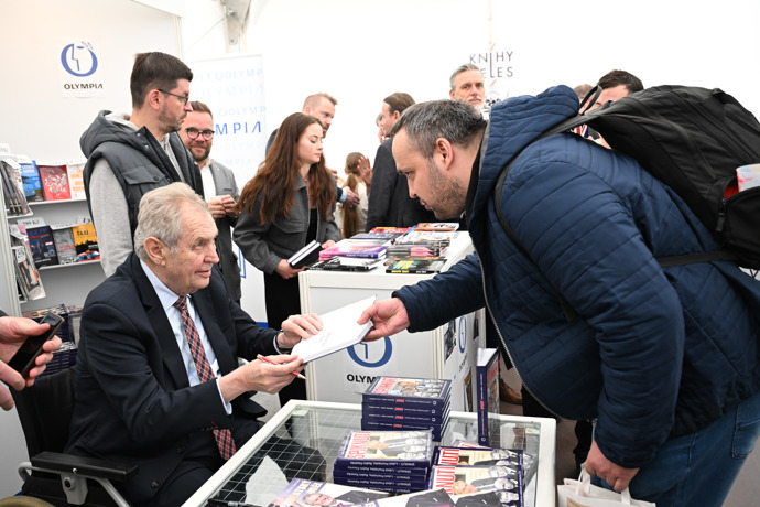FOTO: Na Miloše čekal zástup lidí. – stránka 22
