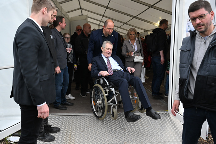 FOTO: Miloš Zeman na akci Svět knihy. – stránka 21