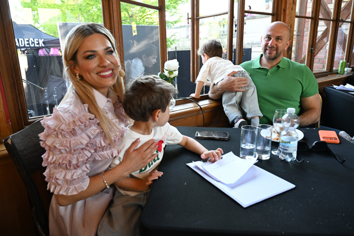 FOTO: Eva Perkausová je šťastná. – stránka 11