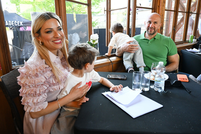 FOTO: Eva Perkausová s dětmi a partnerem. – stránka 10