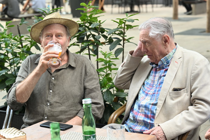 FOTO: Jan Vlasák si dal v horkém dni pivečko. – stránka 101