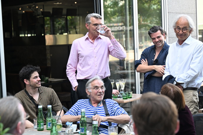 FOTO: Herci se před premiérou sešli na zahrádce. – stránka 72