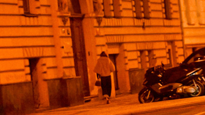 FOTO: Daniela Brzobohatá spatřena, jak míří do bytu, který sdílí s manželem Ondřejem Brzobohatým na Smíchově.