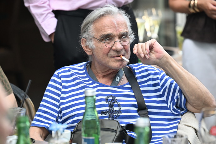 FOTO: Oldřich Kaiser si vychutnal svou neřest. – stránka 71