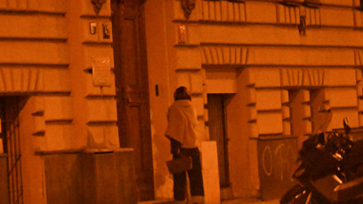 FOTO: Daniela Brzobohatá spatřena, jak míří do bytu, který sdílí s manželem Ondřejem Brzobohatým na Smíchově.