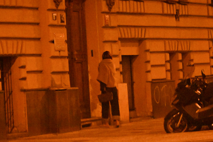 FOTO: Daniela Brzobohatá spatřena, jak míří do bytu, který sdílí s manželem Ondřejem Brzobohatým na Smíchově. – stránka 49