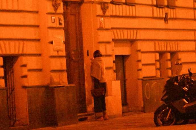 FOTO: Daniela Brzobohatá spatřena, jak míří do bytu, který sdílí s manželem Ondřejem Brzobohatým na Smíchově. – stránka 47