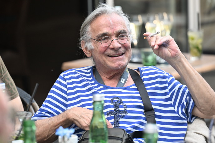FOTO: Oldřich Kaiser si vychutnal svou neřest. – stránka 70
