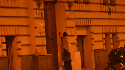 FOTO: Daniela Brzobohatá spatřena, jak míří do bytu, který sdílí s manželem Ondřejem Brzobohatým na Smíchově.