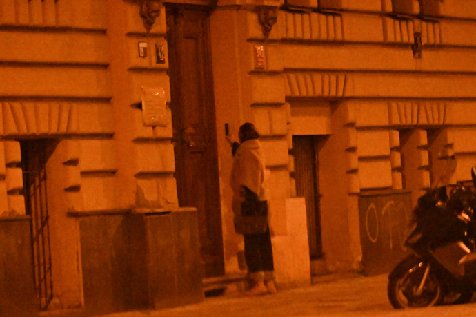 FOTO: Daniela Brzobohatá spatřena, jak míří do bytu, který sdílí s manželem Ondřejem Brzobohatým na Smíchově. – stránka 48