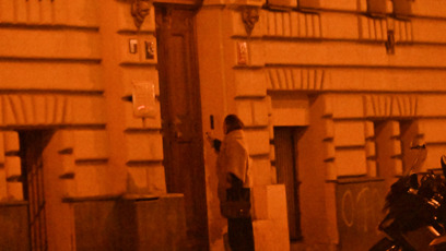 FOTO: Daniela Brzobohatá spatřena, jak míří do bytu, který sdílí s manželem Ondřejem Brzobohatým na Smíchově.