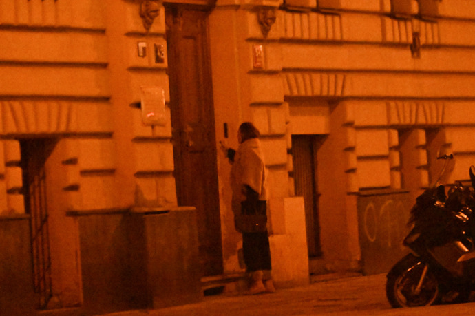 FOTO: Daniela Brzobohatá spatřena, jak míří do bytu, který sdílí s manželem Ondřejem Brzobohatým na Smíchově. – stránka 46