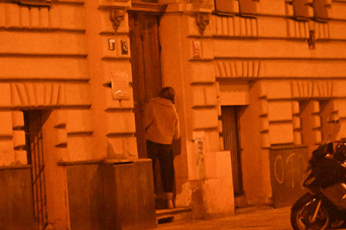 FOTO: Daniela Brzobohatá spatřena, jak míří do bytu, který sdílí s manželem Ondřejem Brzobohatým na Smíchově. – stránka 42