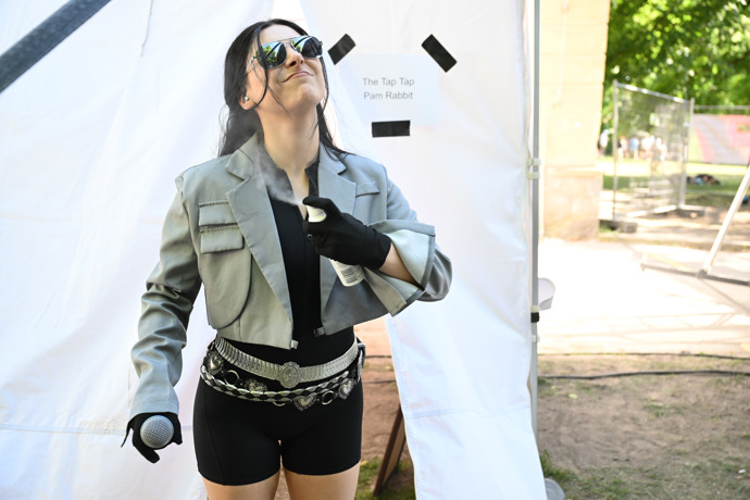 FOTO: Pam Rabbit v zákulisí festivalu Mezi ploty 2026. – stránka 71