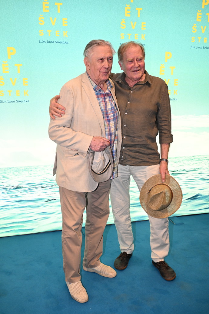 FOTO: Petr Kostka spolu s Janem Vlasákem na premiéře filmu Pět švestek. – stránka 66