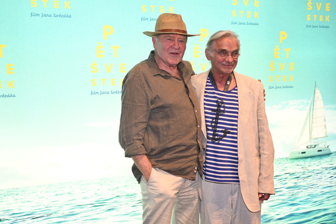 FOTO: Jan Vlasák a Oldřich Kaiser na premiéře filmu Pět švestek. – stránka 61