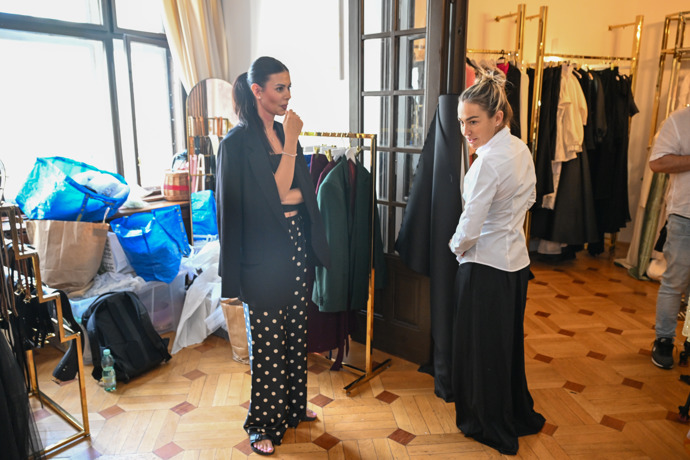 FOTO: Natalia Al-Imam alias Karamelka a Barbora Mlejnková ve studiu sourozenců Ponerových. – stránka 16