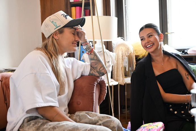 FOTO: Natalia Al-Imam alias Karamelka a Barbora Mlejnková ve studiu sourozenců Ponerových. – stránka 10