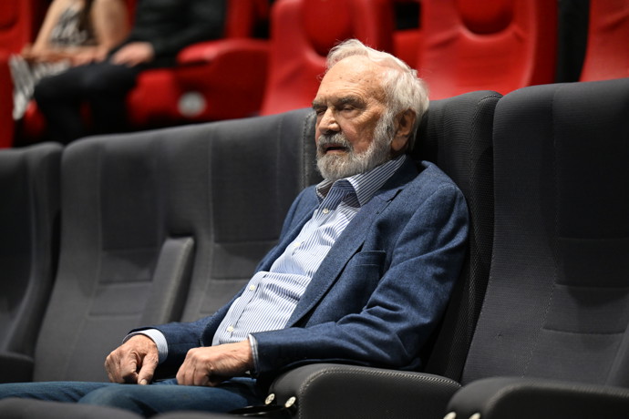 FOTO: Zdeňku Svěrákovi se v sále neudělalo dobře. – stránka 44