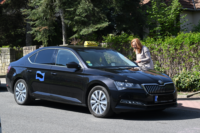 FOTO: Simona Stašová u taxíku. – stránka 6