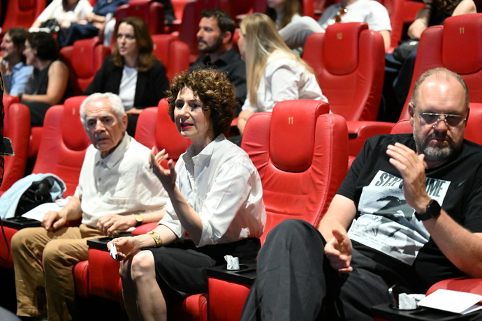 FOTO: Martha Issová s tatínkem, Morisem Issou. – stránka 23
