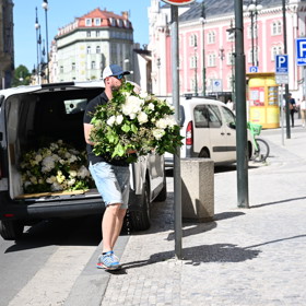 Přípravy na oslavu Jiřiny Bohdalové.