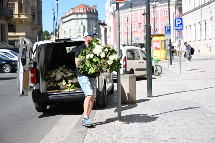 FOTO: Přípravy na oslavu Jiřiny Bohdalové. – stránka 62