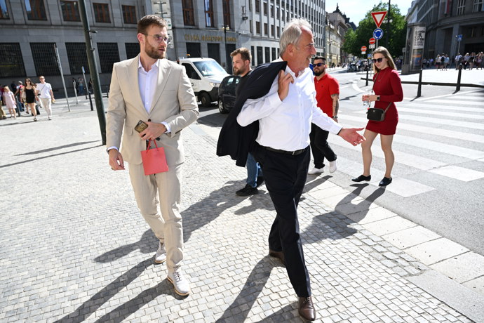FOTO: Na oslavu Jiřiny Bohdalové se schází hosti. – stránka 2