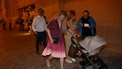 FOTO: Simona Stašová odcházela s rodinou.
