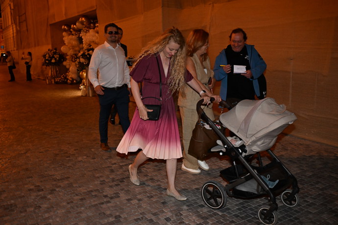FOTO: Simona Stašová odcházela s rodinou. – stránka 8