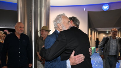 FOTO: Zdeněk Svěrák svého syna Jana po premiéře objal.