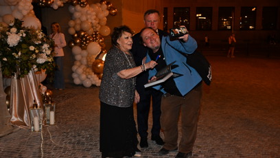 FOTO: Jiřina Bohdalová se při odchodu fotila s fanouškem.