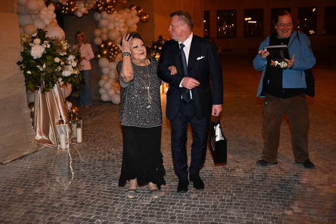 FOTO: Jiřina Bohdalová při odchodu. – stránka 7