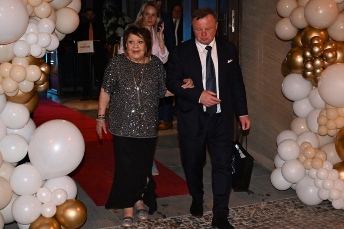 FOTO: Jiřina Bohdalová při odchodu. – stránka 26