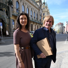 Karel Vágner přijel i s dárkem.