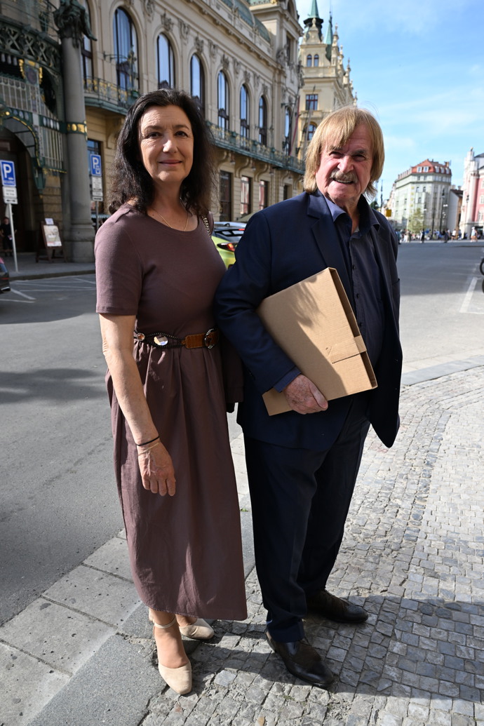 FOTO: Karel Vágner přijel i s dárkem.