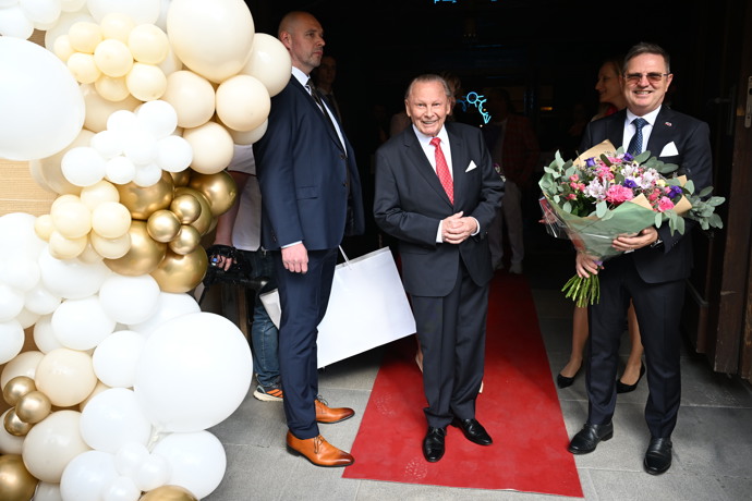 FOTO: Bývalý slovenský prezident Robert Schuster. – stránka 51