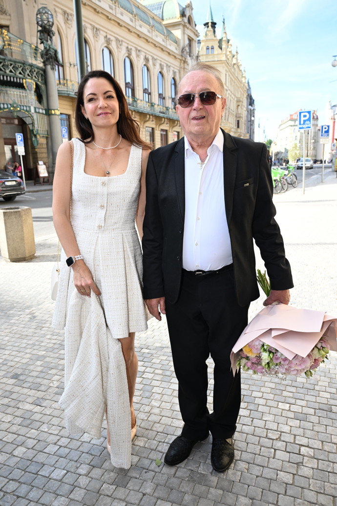 FOTO: Petr Janda s partnerkou. – stránka 49