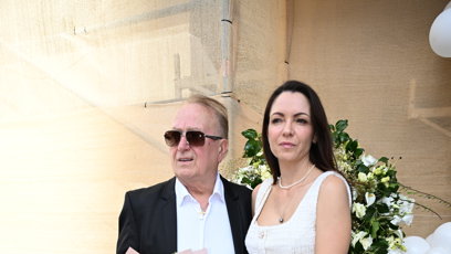 FOTO: Petr Janda dorazil s manželkou na oslavu narozenin Jiřiny Bohdalové. Oba šetřili úsměvy.