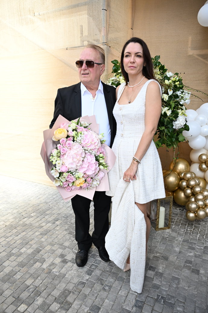 FOTO: Petr Janda dorazil s manželkou na oslavu narozenin Jiřiny Bohdalové. Oba šetřili úsměvy. – stránka 39