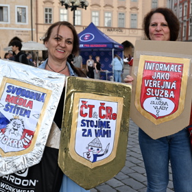 Ženy s transparenty.